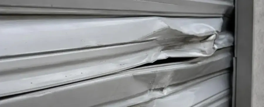 Lames de volet roulant en aluminium enfoncées après un choc