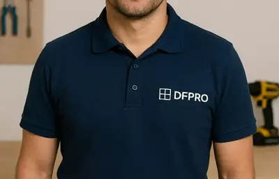 Technicien en polo marine dans son atelier