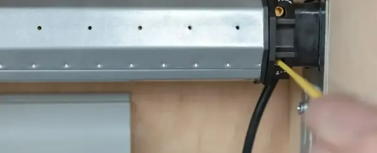 Moteur tubulaire glissé dans l'axe d'un volet roulant